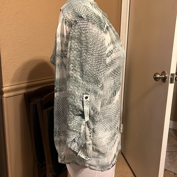 Jennifer Lopez snake print blouse - Picture 2 of 6